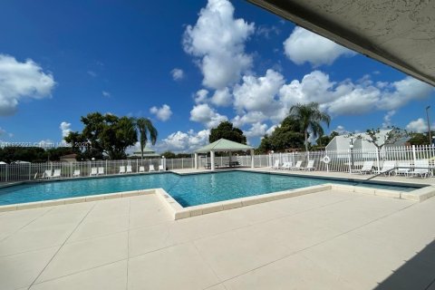 House in Davie, Florida 3 bedrooms, 153.1 sq.m. № 1892318 - photo 14