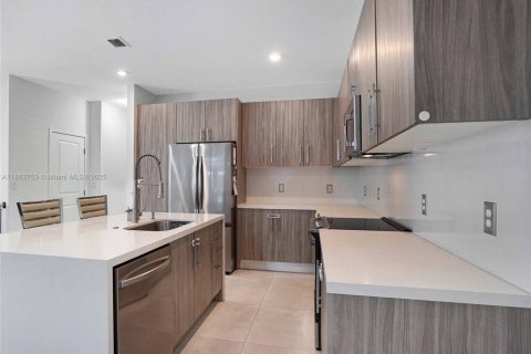 Townhouse in Miami, Florida 4 bedrooms, 209.4 sq.m. № 1890069 - photo 8