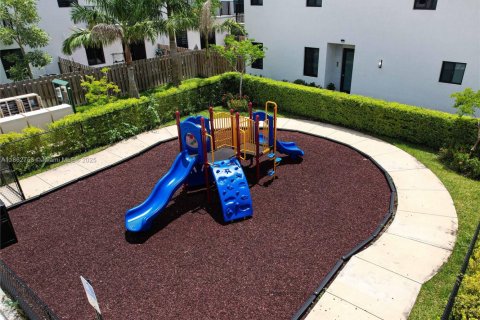 Townhouse in Miami, Florida 4 bedrooms, 209.4 sq.m. № 1890069 - photo 30
