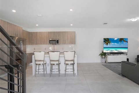 Townhouse in Miami, Florida 4 bedrooms, 209.4 sq.m. № 1890069 - photo 3