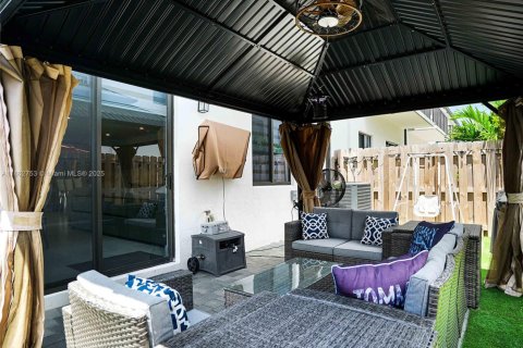 Townhouse in Miami, Florida 4 bedrooms, 209.4 sq.m. № 1890069 - photo 25