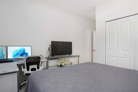 Townhouse in Miami, Florida 4 bedrooms, 209.4 sq.m. № 1890069 - photo 23