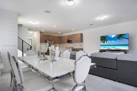 Townhouse in Miami, Florida 4 bedrooms, 209.4 sq.m. № 1890069 - photo 6