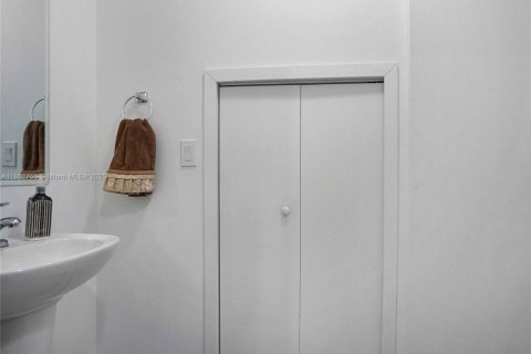 Townhouse in Miami, Florida 4 bedrooms, 209.4 sq.m. № 1890069 - photo 24