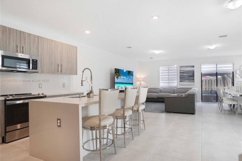 Townhouse in Miami, Florida 4 bedrooms, 209.4 sq.m. № 1890069 - photo 4