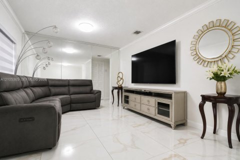 Villa ou maison à vendre à Hialeah, Floride: 3 chambres, 140.75 m2 № 2414395 - photo 5