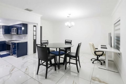 Villa ou maison à vendre à Hialeah, Floride: 3 chambres, 140.75 m2 № 2414395 - photo 8