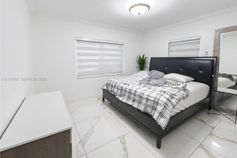 Villa ou maison à vendre à Hialeah, Floride: 3 chambres, 140.75 m2 № 2414395 - photo 12