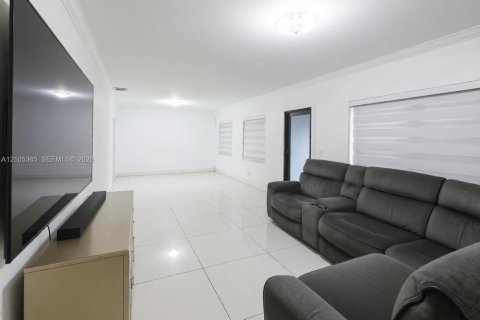 Villa ou maison à vendre à Hialeah, Floride: 3 chambres, 140.75 m2 № 2414395 - photo 4