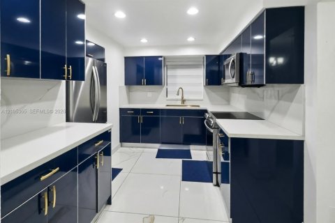 Villa ou maison à vendre à Hialeah, Floride: 3 chambres, 140.75 m2 № 2414395 - photo 10