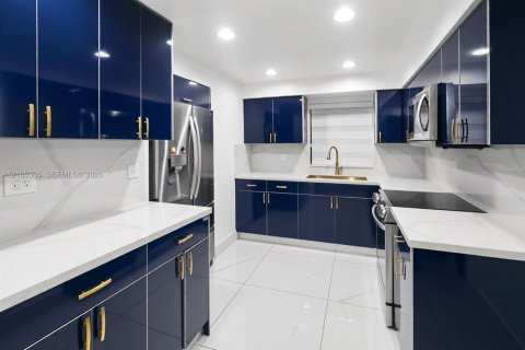 Villa ou maison à vendre à Hialeah, Floride: 3 chambres, 140.75 m2 № 2414395 - photo 9