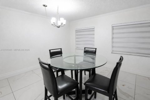 Villa ou maison à vendre à Hialeah, Floride: 3 chambres, 140.75 m2 № 2414395 - photo 7