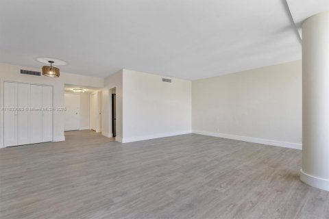 Купить кондоминиум в Майами-Бич, Флорида 67.45м2, № 1960215 - фото 9