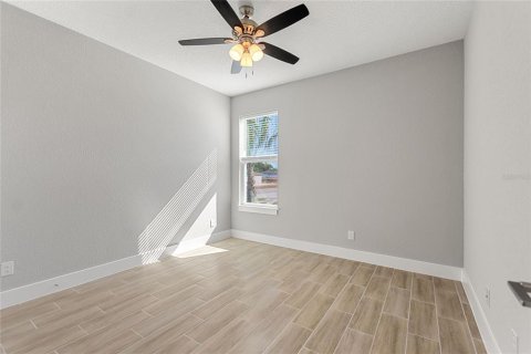House in Kissimmee, Florida 4 bedrooms, 155.15 sq.m. № 2115457 - photo 17