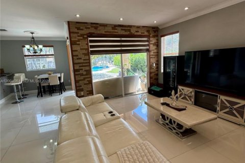 Купить виллу или дом в Майами, Флорида 5 спален, 276.94м2, № 2068272 - фото 2