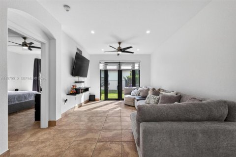 Купить виллу или дом в Катлер-Бей, Флорида 3 спальни, 159.79м2, № 2043674 - фото 16