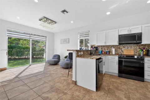 Купить виллу или дом в Катлер-Бей, Флорида 3 спальни, 159.79м2, № 2043674 - фото 19