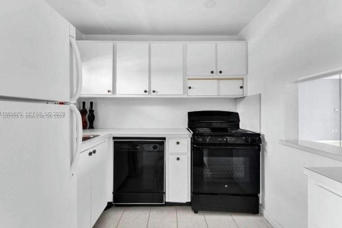 Снять в аренду кондоминиум в Санрайз, Флорида 1 спальня, 59.46м2, № 2027305 - фото 2