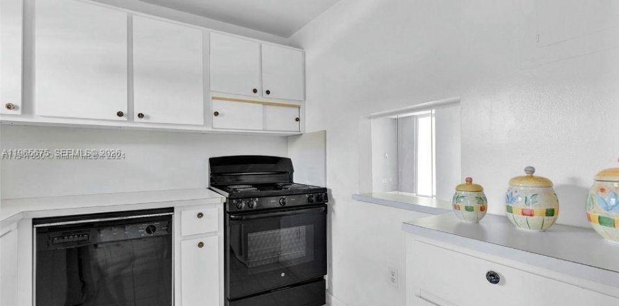 Кондоминиум с 1 спальней в Санрайз, Флорида № 2027305