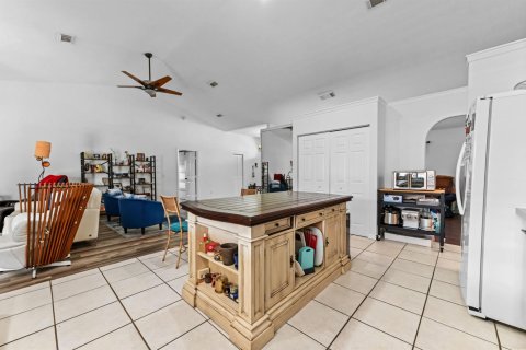 House in Port St. Lucie, Florida 5 bedrooms, 248.79 sq.m. № 2081944 - photo 11