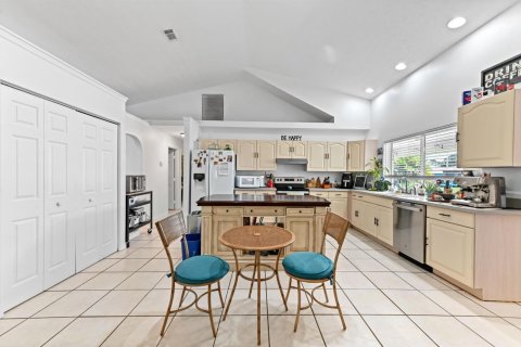 House in Port St. Lucie, Florida 5 bedrooms, 248.79 sq.m. № 2081944 - photo 10