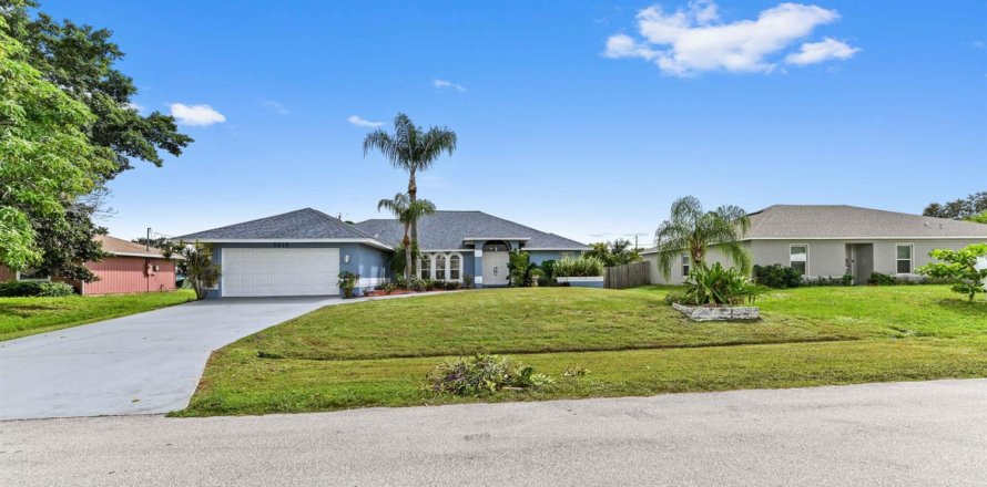 House in Port St. Lucie, Florida 5 bedrooms, 248.79 sq.m. № 2081944