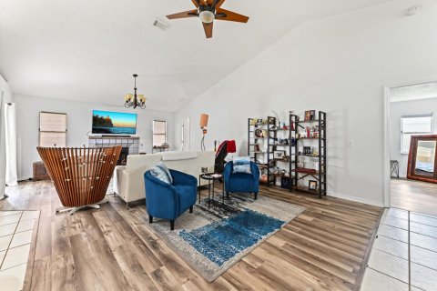 House in Port St. Lucie, Florida 5 bedrooms, 248.79 sq.m. № 2081944 - photo 4