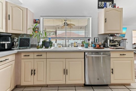 House in Port St. Lucie, Florida 5 bedrooms, 248.79 sq.m. № 2081944 - photo 14