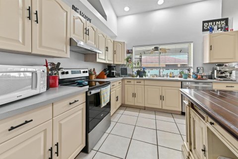 House in Port St. Lucie, Florida 5 bedrooms, 248.79 sq.m. № 2081944 - photo 13