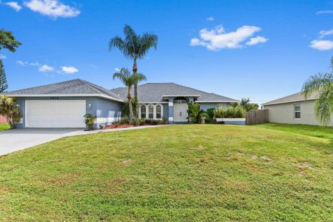 House in Port St. Lucie, Florida 5 bedrooms, 248.79 sq.m. № 2081944 - photo 2