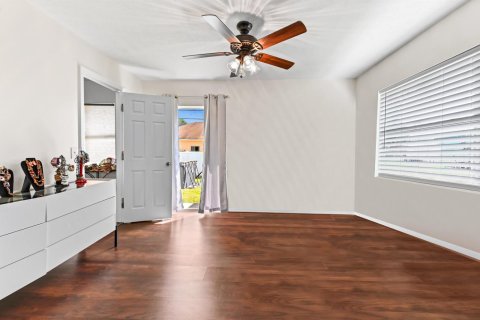 House in Port St. Lucie, Florida 5 bedrooms, 248.79 sq.m. № 2081944 - photo 27