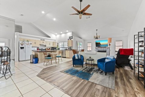House in Port St. Lucie, Florida 5 bedrooms, 248.79 sq.m. № 2081944 - photo 7