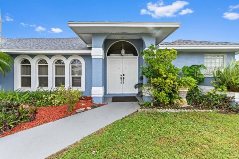 House in Port St. Lucie, Florida 5 bedrooms, 248.79 sq.m. № 2081944 - photo 3