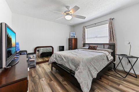 House in Port St. Lucie, Florida 5 bedrooms, 248.79 sq.m. № 2081944 - photo 22
