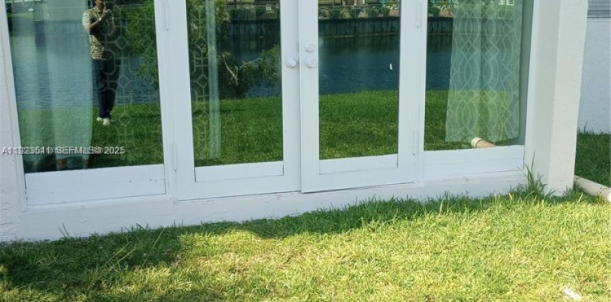 Condominio en Sunrise, Florida, 1 dormitorio  № 1983591