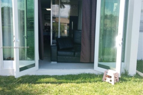 Condominio en venta en Sunrise, Florida, 1 dormitorio, 59.46 m2 № 1983591 - foto 2