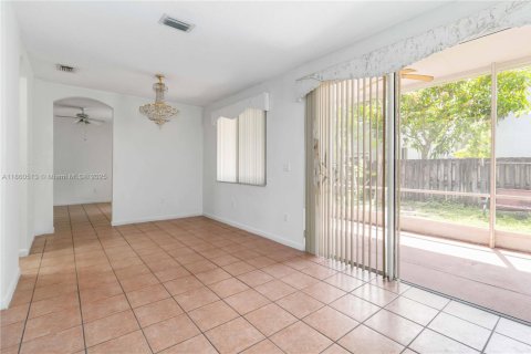 Casa en venta en Pembroke Pines, Florida, 3 dormitorios, 181.35 m2 № 1891985 - foto 8