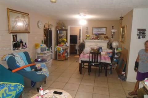 House in Hollywood, Florida 4 bedrooms, 121.7 sq.m. № 2044384 - photo 29