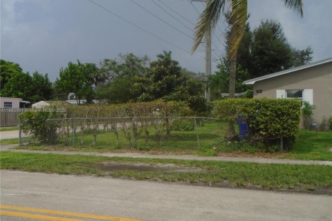 House in Hollywood, Florida 4 bedrooms, 121.7 sq.m. № 2044384 - photo 10