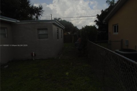 House in Hollywood, Florida 4 bedrooms, 121.7 sq.m. № 2044384 - photo 19