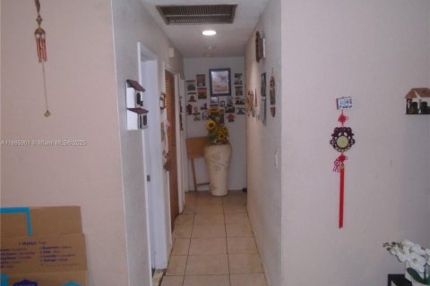 House in Hollywood, Florida 4 bedrooms, 121.7 sq.m. № 2044384 - photo 30