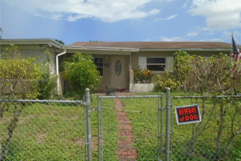 House in Hollywood, Florida 4 bedrooms, 121.7 sq.m. № 2044384 - photo 3