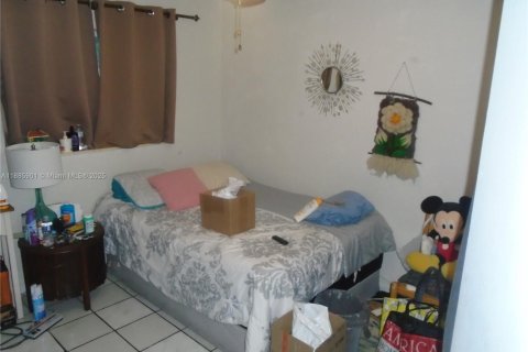 House in Hollywood, Florida 4 bedrooms, 121.7 sq.m. № 2044384 - photo 26