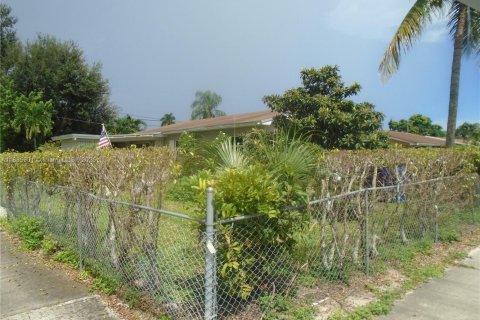 House in Hollywood, Florida 4 bedrooms, 121.7 sq.m. № 2044384 - photo 2