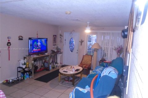 House in Hollywood, Florida 4 bedrooms, 121.7 sq.m. № 2044384 - photo 28
