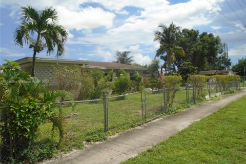 House in Hollywood, Florida 4 bedrooms, 121.7 sq.m. № 2044384