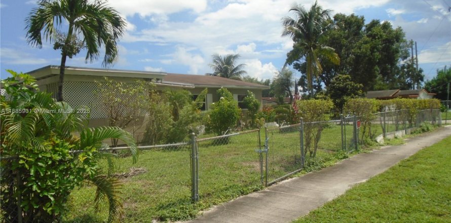 House in Hollywood, Florida 4 bedrooms, 121.7 sq.m. № 2044384