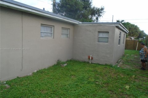 House in Hollywood, Florida 4 bedrooms, 121.7 sq.m. № 2044384 - photo 18