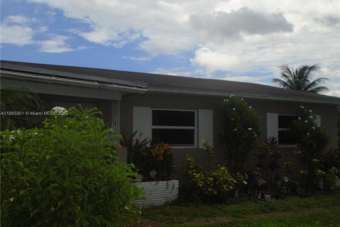 House in Hollywood, Florida 4 bedrooms, 121.7 sq.m. № 2044384 - photo 13