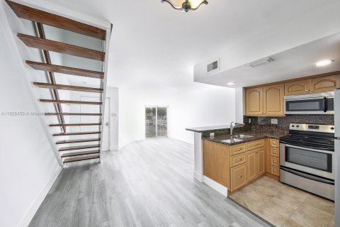 Copropriété à louer à Miami, Floride: 2 chambres, 79.8 m2 № 1936255 - photo 2